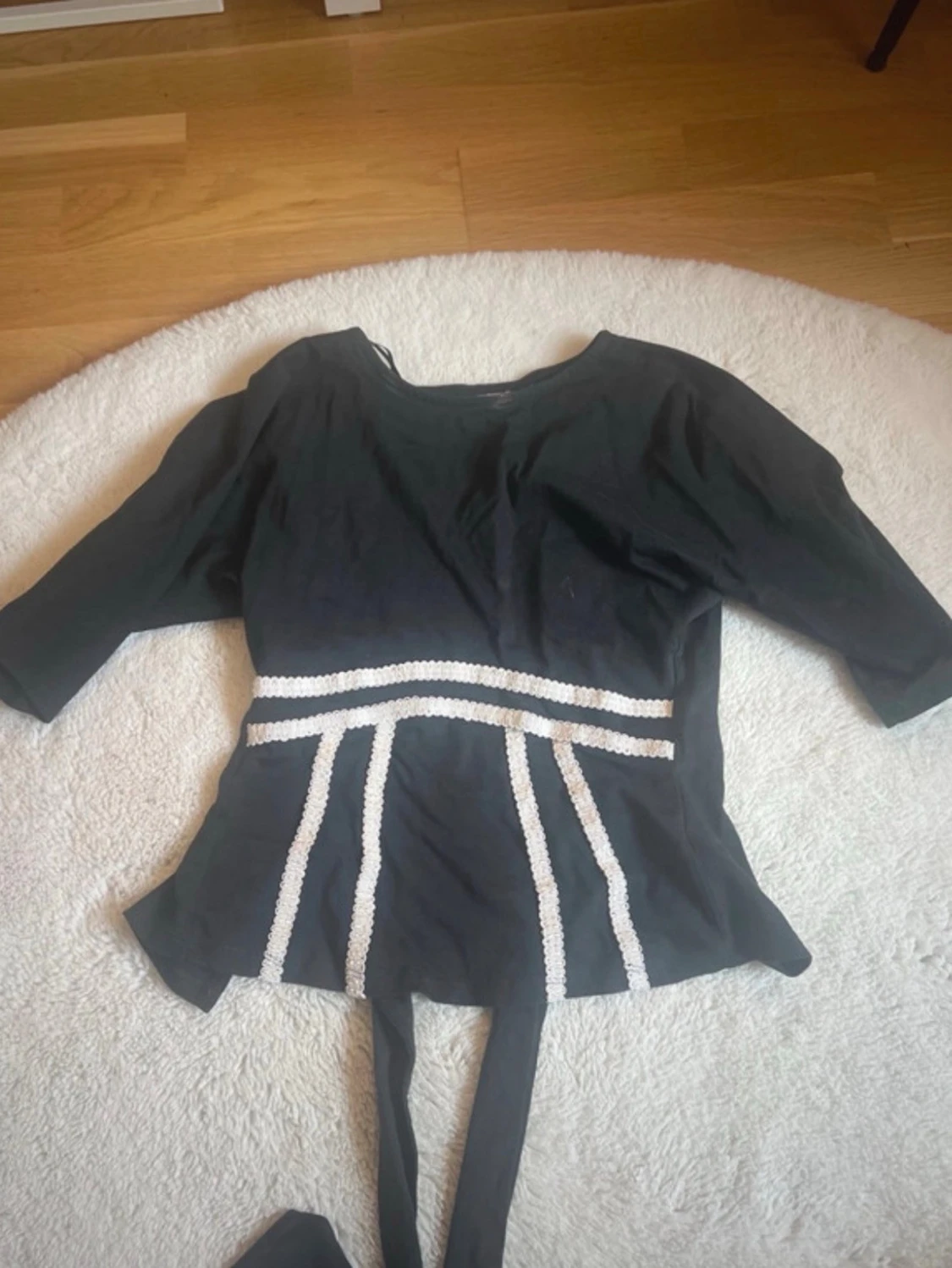 Svart topp med knyt och vita detaljer💘