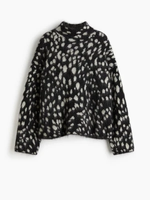 Svartvit mönstrad stickad tröja hm mohair ull polo  - Slutsåld cool stickad tröja i svart och vitt med prickigt mönster från h&m. Prislapp var då jag intr kände den passade mig! Nypris: 799kr, så bra material då den innehåller mohair och ull