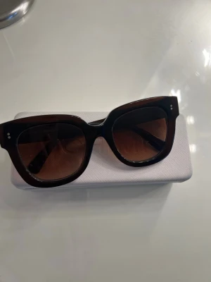 CHIMI 08 - Supersnygga 08 CHIMI solglasögon i färgen Brown! Köpta för ca 2 år sen och i bra skick, säljer då de inte kommer till användning längre 🩷