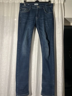 Sacre jeans grisch  - Riktig stilrena mörkblå jeans med sjukt snygg tvätt från märket Sacre jeans! Storlek 31 | skick 8/10 skicket på materialet är utmärkt, inga deffekter utöver patchen (medkommer ej)som inte sitter kvar pågrund av att den blev missfärgad. Priset kan diskuteras vid snabb affär! Det är bara o hojta till vid minsta lilla fundering!💪