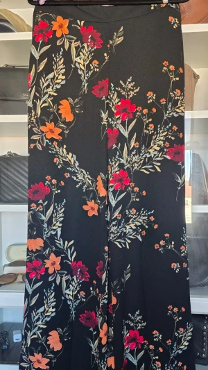 Blommiga byxor  - Blommiga byxor i fint skick. Strl S. Tunnare tyg som är skönt till våren/sommaren 