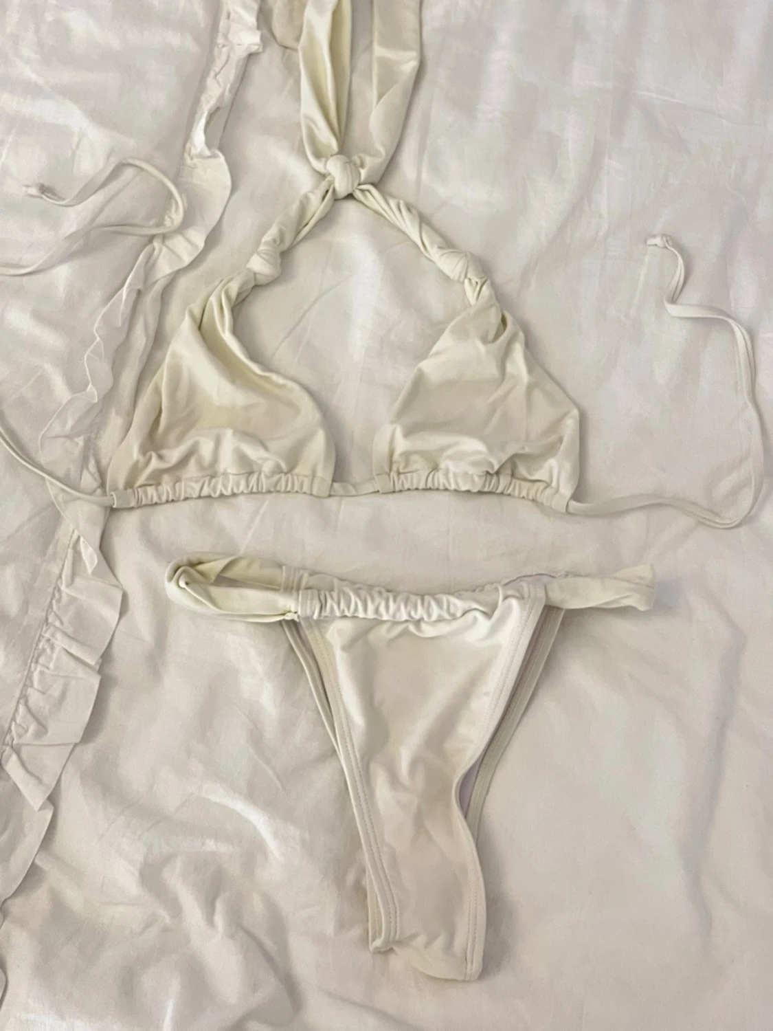 Vit bikini med knyt och twist