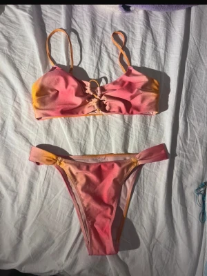 Bikini färgglad  - Jätte fin färgglad bikini, mycket bra skick!! 