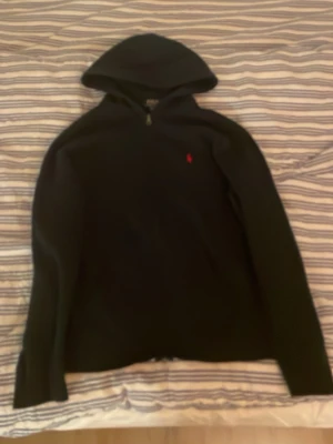 Mörkblå hoodie Ralph Lauren polo - En fin och skön hoodie. Mörkblå med en fin liten röd häst på bröstet. 