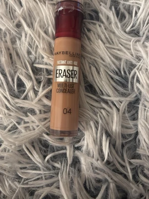 Maybelline Instant Anti Age Eraser 04 - Maybelline Instant Anti Age Eraser Multi-Use Concealer i nyansen 04. Kommer i en smidig tub med applikator och har en beige ton som passar för att täcka mörka ringar och ojämnheter. Perfekt för att ljusa upp under ögonen och ge en fräsch look.