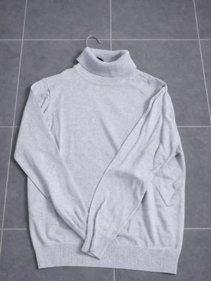 Isolde tröja - Turtle neck tröja för kvinnor, från märket Isolde. Tröjan är i storlek L och nyskick, använd fåtal gånger. Väldigt bekväm och skön. Hör av dig vid intresse/frågor.  PRIS KAN DISKUTERAS!  