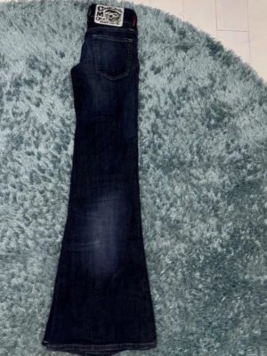 Cheap Monday mörkblå bootcut jeans - Blåa cheap monday jeans i storleken 24/30 Jeansen är i FLARE-Low modellen Jag köpte jeansen på hemsidan ,men säljer för att de inte passade mig i smaken💞. Dem har knappast märken av användning 