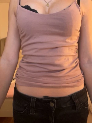 Ljusrosa linnetopp från Lager 157 - Säljer en ljusrosa linnetopp från Lager 157 med justerbara smala axelband. Toppen är figurnära och har en enkel, stilren design som passar perfekt till jeans eller kjol. Materialet känns mjukt och stretchigt, vilket gör den bekväm att bära.