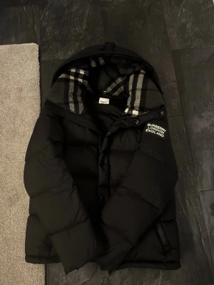Svart pufferjacka från Burberry - Kan byta mot en annan jacka