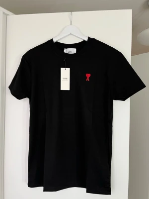 Svart t-shirt från Ami med rött hjärta - Snygg svart t-shirt från Ami . Herr, helt ny! Priset går att diskutera ☺️😉