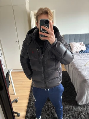 Polo Ralph lauren down jacka - Säljer nu min Ralph lauren jacka. Använd 15-20 gånger och har inga tecken på användning. Storlek L, tags och kvitto finns kvar och skickas med! Priset är självklart diskuterbart😄 Bara att höra av sig om det är nån fundering!🙌💯