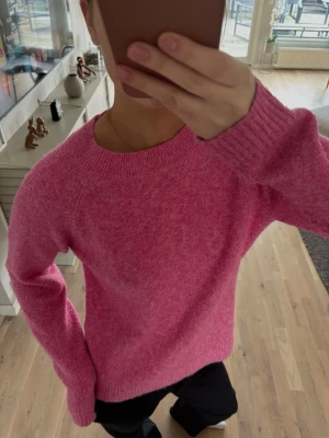Rosa stickad tröja med rund hals - Mysig rosa stickad tröja med rund halsringning och ribbade muddar vid ärmslut och nederkant. Perfekt för dig som gillar färg och vill ha en enkel men snygg stickad tröja till vardags. Använt endast en gång ! 