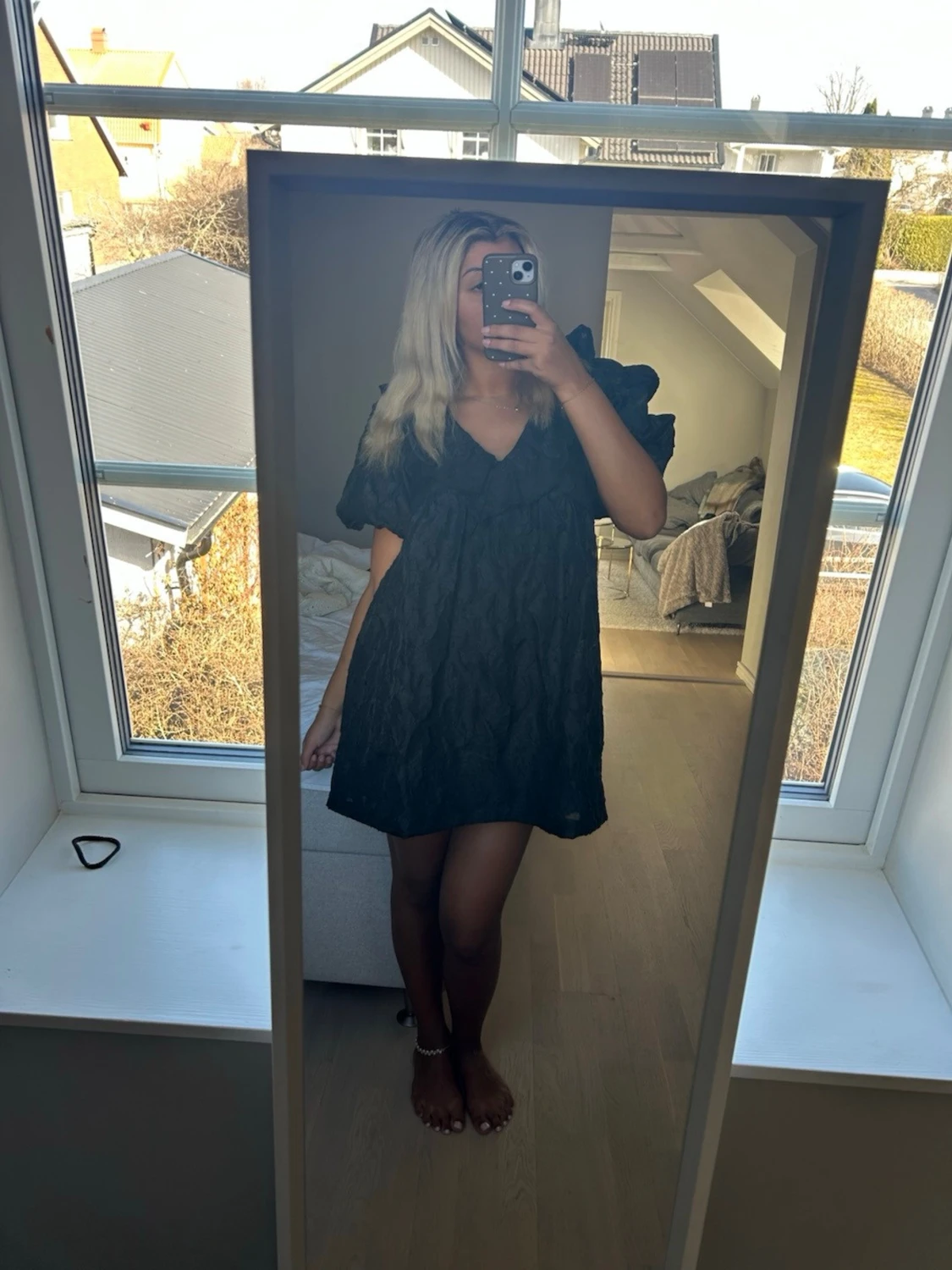 Svart kort klänning med volang - 2