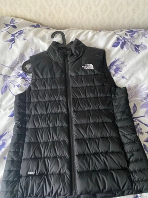 North face väst 550 - Knappt använd. Tjej storlek L. Kill storlek S