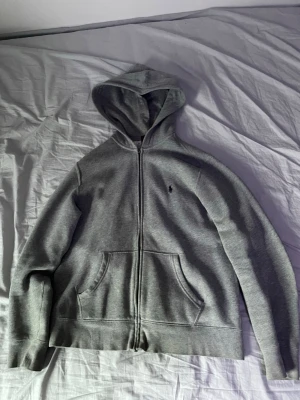 Grå zip hoodie från Polo Ralph Lauren - Snygg grå Ralph Lauren zip hoodie i storlek L.