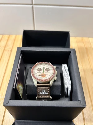 Omega x Swatch Saturn - Säljer min Omega MoonSwatch mission to Saturn. Broschyr och manual följer med i boxen.