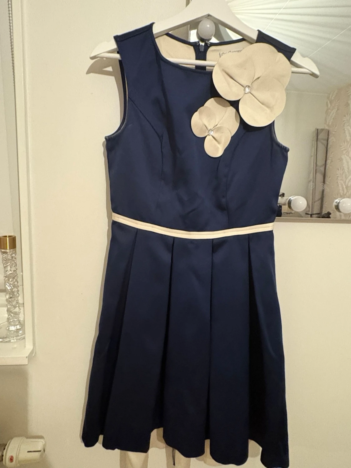 Marinblå kortklänning med blommor - 2