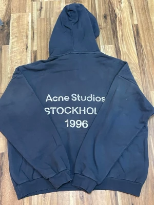 Acne Studios Hoodie Mörkblå - Mörkblå Acne Studios hoodie I storleken M. Den är I princip helt ny bara testad. Meddela gärna om du är intresserad.