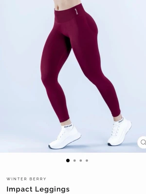 Vinröda Impact leggings från DFYNE - . Finaste vinröda leggings från DFYNE i modellen Impact. älskar men kollar intresse pga de är lite för stora för mig. Använda bara 3 gånger. Passar xs/s/ m beroende på vad man vill ha för fit. Skriv om du är intresserad!!