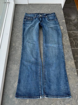 Lågmidjade jeans  - Så snygga jeans som tyvärr inte passar mig och har därför ingen bild på! Midjemått tvärsöver:42cm  Midjehöjd: 19cm Inerbens längd: 79cm💕