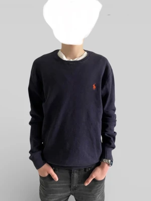 Ralph lauren tröja - • Stickad Ralph lauren tröja ✅ • Mörkblå 🔵 • Bra pris 💰 • Priset kan diskuteras 🗣️ • Nypris ca 2000kr 💵 • Skickas fort 💨 • Extra saker kommer med 🍬 • Premium förpackning