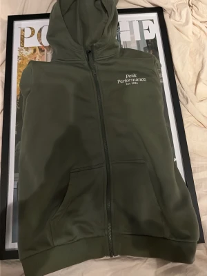 Peak performance hoodie - En mycket fin zip tröja från peak pefomance i bra skick och använt fåtal gånger i Storlek 170 och är som S i storlek, pris är villigt att ändras