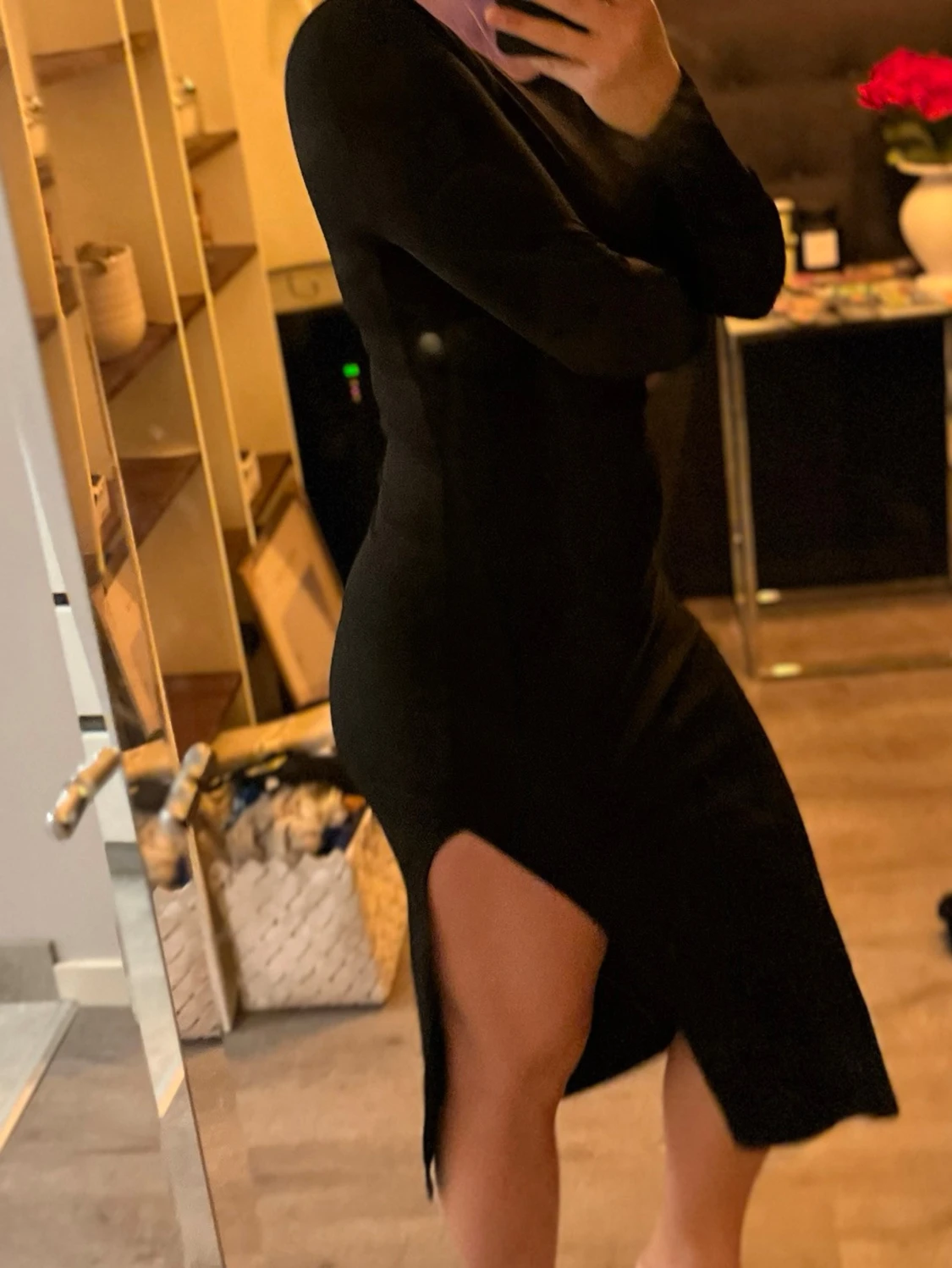 Svart långärmad klänning med slits
