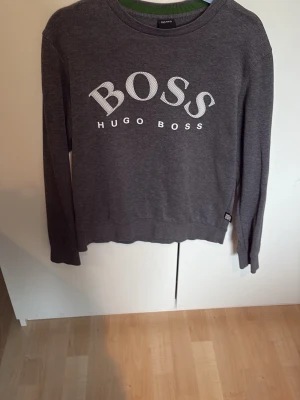 Mörkgrå sweatshirt från Hugo Boss - Den ser knappt använd ut men säljer för jag håller på att rensa.