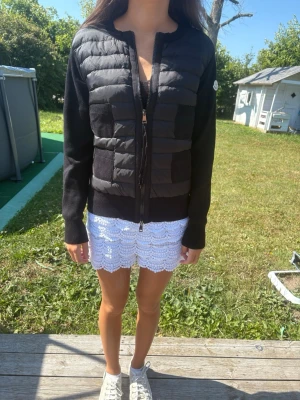Moncler cardigan dam - Jättefin och snygg minglet cardigan i storlek M. Men passar även annat. Bara att skriv vid frågor eller funderingar. Pris kan diskuteras.