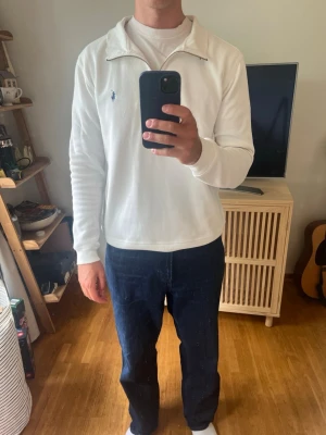 Vit Halfzip från Ralph Lauren - Snygg vit halfzip från Ralph Lauren. 