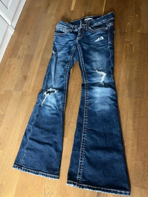 Jeans - Bootcut jeans från Gina Tricot i storlek 152.                         Bra skick.