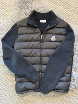 Moncler - Moncler cardigan och i bra skick. Skick 7/10. Storlek:S. Pris är förhandlingsbart!😊