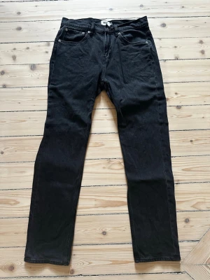 Svarta Jeans - W31 L32 Hör av dig vid minsta fundering                      Mörkgrå/Svarta jeans från 157. Fläckar går bort vid en tvätt🤝
