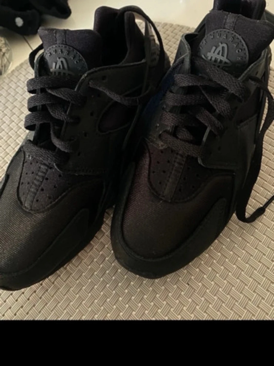 Helvita svarta sneakers - 1