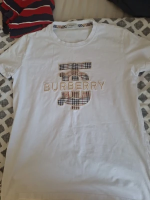 Vit burberry tshirt - Säljer en vit t-shirt från Burberry i stl S men skulle säga större o passar M