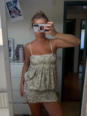 Zara - Oanvänd klänning, lappar kvar. Kommer helt enkelt inte till användning, tyvärr. Orginalpris 49€