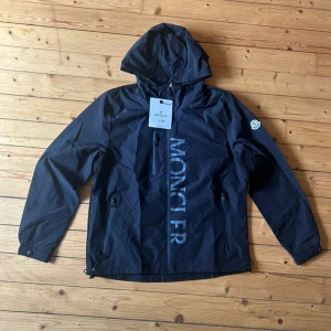 Moncler Vindjacka - Svart Moncler Vindjacka i storlek M. Aldrig använd. Bara att höra av sig vid funderingar!