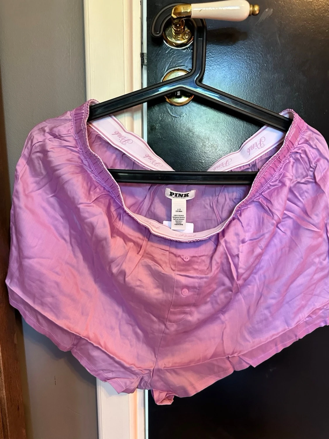 Lila saten pyjamasshorts från PINK - 1