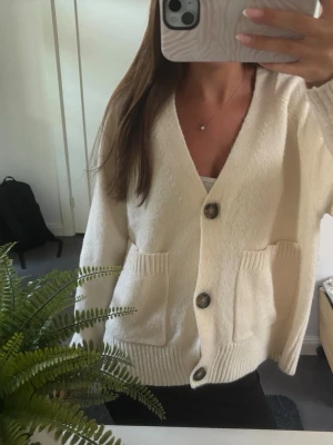 Krämvit kofta med stora knappar - Mysig krämvit kofta från vero moda helt ny knappt använd säljer för den kom aldrig till användning💕