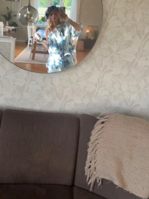 NAKD x LOVISA WALLIN offshoulder klänning  - Säljer en söt kortklänning i blått och vitt med offshoulder-design och volangdetaljer. Klänningen har ett blommigt mönster och är perfekt för sommarens varma dagar. Luftigt material och lös passform ger en avslappnad känsla. Helt slutsåld på NA-KDs hemsida 🥰 kan sänka pris vid snabb affär, använd två gånger av mig, har en sminkfläck på insidan som kanske gå bort i tvätt har inte testat, syns ej när man har på den