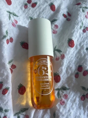Brazilian Crush Cheirosa 62 Parfymmist - En parfymmist med doft av pistage och salt karamell. Flaskan är genomskinlig med orange ton och har ett vitt lock. Använd men är väldigt mycket kvar i flaskan!