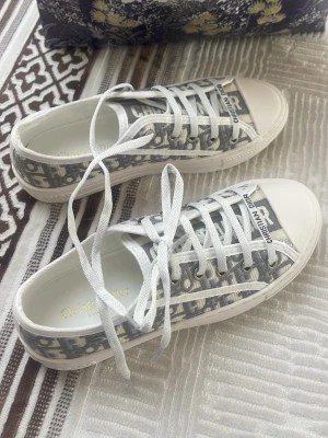 Christian Dior sneakers i vitt och grått - Dior skor stl 37 för små för mig , Ordinare pris 10500kr. Pris kan diskuteras!