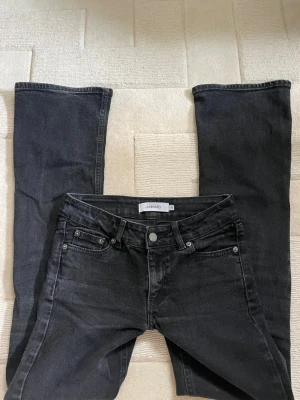 lågmidjade bootcut jeans - Säljer ett par snygga lågmidjade bootcut jeans från Junkyard💓 storlek XS💓 original pris 600kr💓 pris kan diskuteras o skriv vid frågor!💓