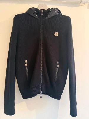 moncler backpadded cardigan - Sjukt rare och eftertraktad modell. Storlek m men kan passa s med. Nyskick knappt andvänd ! Hör av dig vid frågor