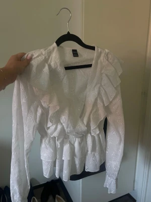Vit blus med volanger  - Söt vit blus från SHEIN med broderade blommor och volangdetaljer. Aldrig använd.
