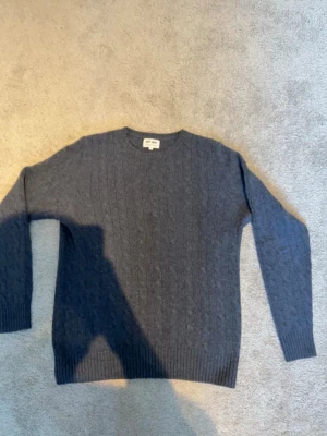 Soft Goat cashmere tröja  - Kabelstickad blå cashmere tröja från Soft Goat, i 100% cashmere! Storlek L sitter som en M, super schysst tröja! 