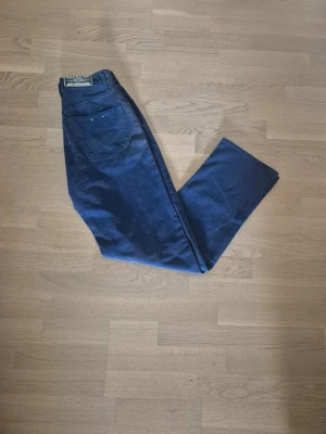 Replay Jeans - Säljer nu dessa Jeans från 'Replay' nya kostar runt 2500 men jag säljer dessa för endast 299!|Färg Mörkblå|W28|L32|Mycket bra skick|Regular fit|Knappt använda|Om du har några frågor eller funderingar kring jeansen skriv till mig!😁