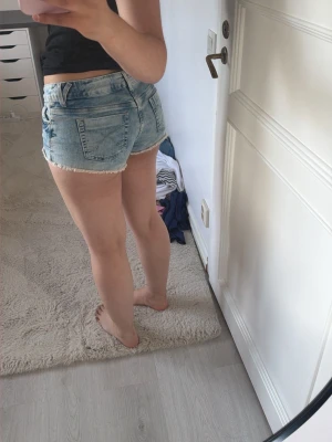 Ljusblå jeansshorts  - Shortsen är rätt så korta med en lågmidja. Jag har vanligtvis S och dessa formar sig efter kroppen. Skickar så fort beställningen sker😊 