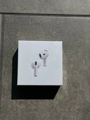 Apple AirPods 4 ANC oöppnad - Säljer ett helt nytt och oöppnat par Apple AirPods 4 med aktiv brusreducering (ANC). Förpackningen är fortfarande förseglad och produkten har aldrig använts.  Jag har fått dem i present men har ingen användning för dem, därför säljer jag dem vidare.  Priset är satt lågt för en snabb och smidig affär. Först till kvarn gäller.  * Helt ny och oöppnad * Originalförpackning * Aldrig använd  Skicka gärna ett meddelande om du har några frågor.