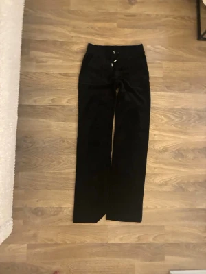 Svarta mjukisbyxor Juicy Couture XS - Snygga svarta mjukisbyxor från Juicy Couture. Dom är använda några gånger och tvättad en gång men fortfarande som ny i materialet. JAG HAR MATCHADE BYXOR TILL PÅ MIN PROFIL